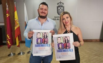 Presentadores sosteniendo carteles del evento Fahrenheit 78.8 en Los Alcázares