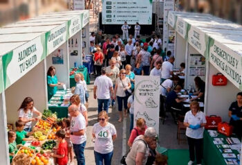 Multitud en la Feria de la Salud en Pilar de la Horadada con módulos informativos.
