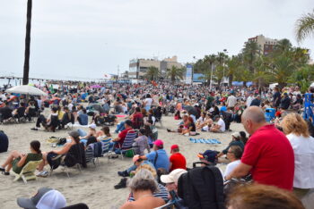 Multitud de personas disfrutando del Festival Aéreo en Santiago de la Ribera