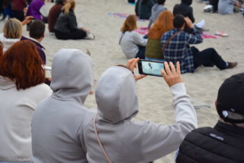 Espectadores en la playa durante el Festival Aéreo en Santiago de la Ribera
