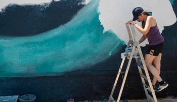 Artista pintando un mural en el Festival Internacional de Arte Urbano en Los Alcázares