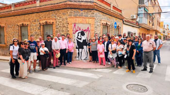 Grupo de personas frente a un mural en Los Alcázares