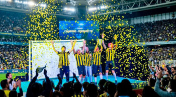 Celebración en un evento deportivo con confeti y público animado.