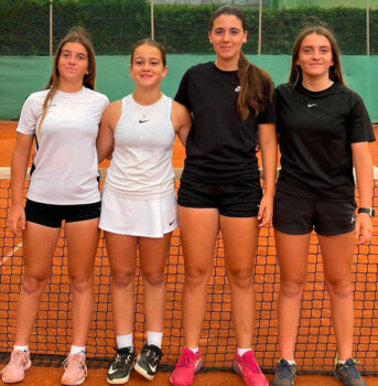 Alba Miguel y Paula Bermúdez junto a sus rivales en el campeonato de tenis