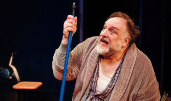 Actor en escena de la obra Goteras en el Teatro Circo Apolo