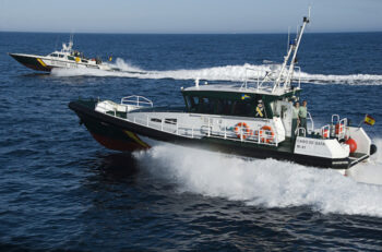 Patrulleras de la Guardia Civil navegando en el mar