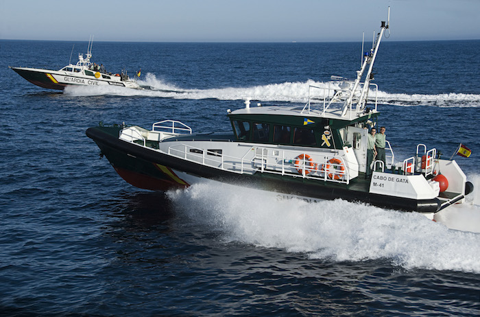 Patrulleras de la Guardia Civil navegando en el mar