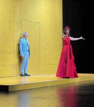 Imanol Arias y María Barranco en escena de teatro con fondo amarillo