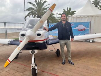 Héctor Verdú junto a un avión en el Festival Aéreo de Santiago de la Ribera
