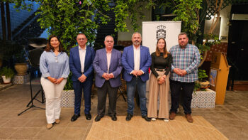 Grupo de personas en la presentación de la feria de salud para la tercera edad