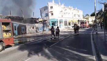Bomberos controlando el incendio en el chiringuito ZM El Ciervo en La Manga.