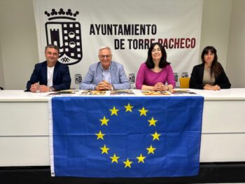 Presentación de las Jornadas Europeas en Torre Pacheco con bandera de la UE