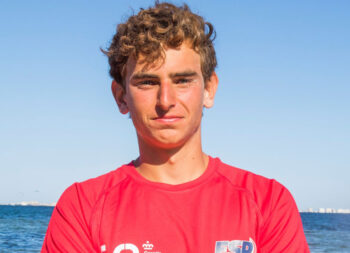 José Santos, regatista de windsurf, en la costa del Mar Menor