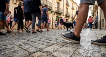 Personas caminando por una calle con un perro en Torre Pacheco