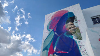 Mural colorido en el Festival Internacional de Arte Urbano en Los Alcázares