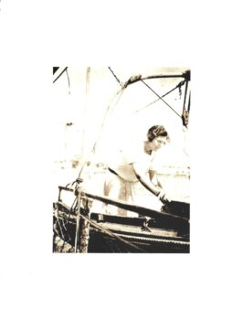 Mujer en un barco en el Mar Menor, época histórica.