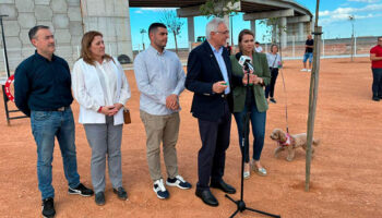 Inauguración del parque canino en Balsicas con autoridades y un perro.