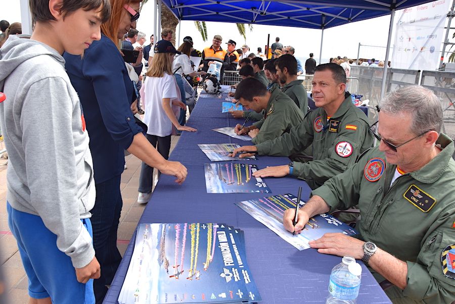 Miembros de la Patrulla Águila firmando autógrafos en un evento aéreo
