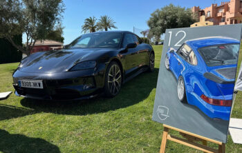 Porsche negro y pintura de un Porsche azul en evento automovilístico