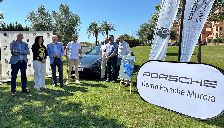 Presentación del XII Porsche Day en Torre Pacheco con autoridades locales.