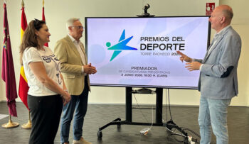 Presentación de los Premios del Deporte en Torre Pacheco con tres personas