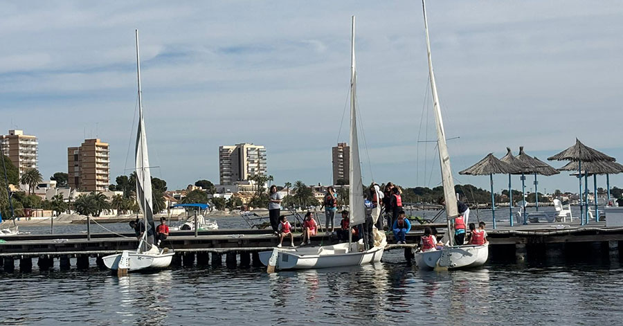 Alumnos participando en el programa escolar de vela en San Javier