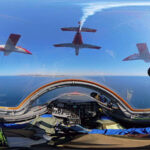 Vista desde la cabina de un C-101 de la Patrulla Águila durante un vuelo acrobático.