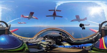 Vista desde la cabina de un C-101 de la Patrulla Águila durante un vuelo acrobático.