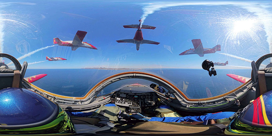 Vista desde la cabina de un C-101 de la Patrulla Águila durante un vuelo acrobático.