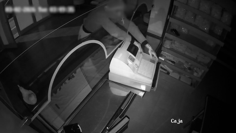 Imagen de un robo en una tienda capturada por cámara de seguridad.