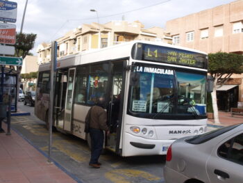 Autobús urbano en San Javier con pasajeros abordando