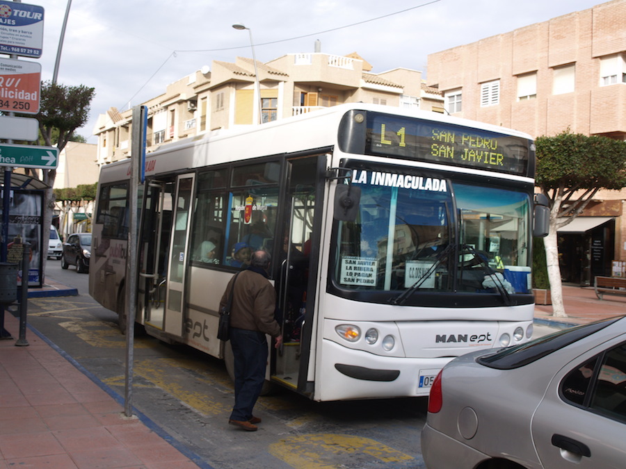 Autobús urbano en San Javier con pasajeros abordando