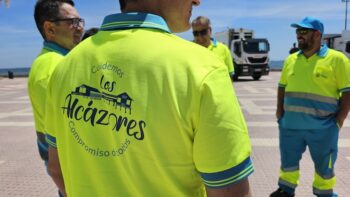 Trabajadores de limpieza en Los Alcázares con camisetas amarillas