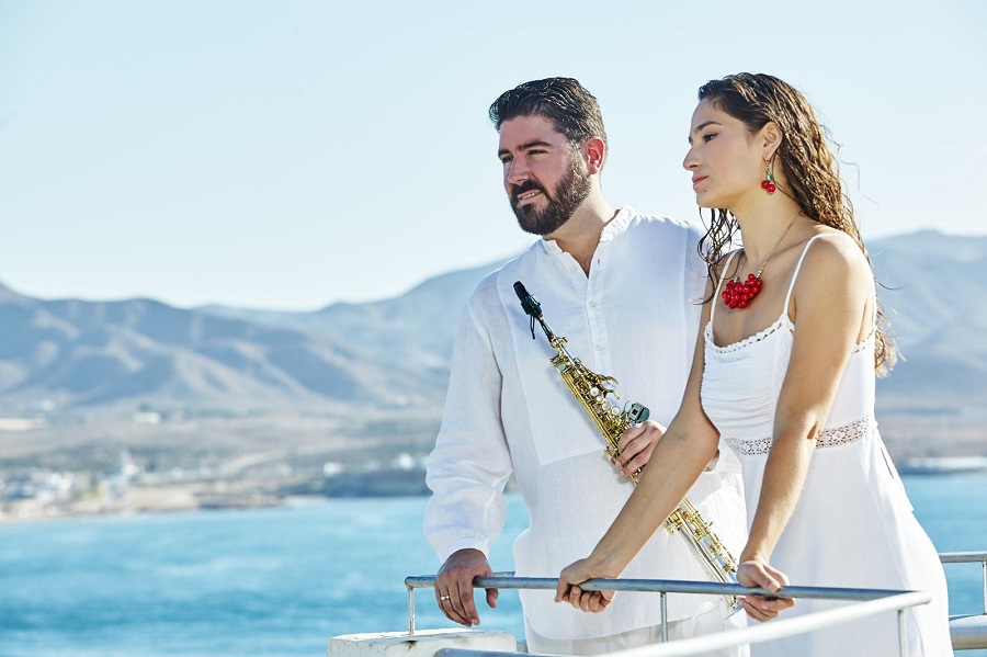 Músicos en la costa de Los Alcázares durante un evento cultural