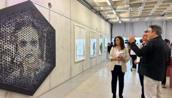 Visitantes observando la exposición Pareidolia en Torre Pacheco