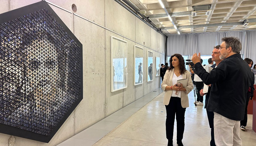 Visitantes observando la exposición Pareidolia en Torre Pacheco