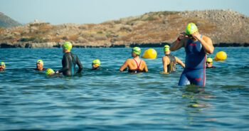 Nadadores preparándose para la travesía en aguas abiertas en La Manga