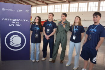 Estudiantes en la Academia General del Aire junto a astronautas