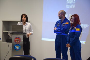 Tres personas en un evento sobre astronautas en la Academia General del Aire.