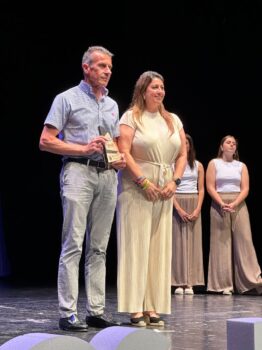 Donato Martínez Mateo recibiendo un premio en Torre Pacheco