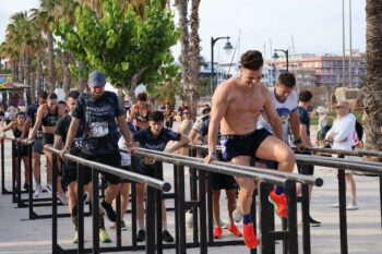 Participantes superando obstáculos en la carrera Pinatarius Obstaculum Cursus