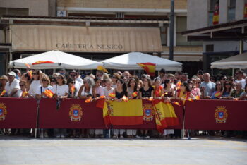 Multitud de personas con banderas en la celebración de la Princesa Leonor en San Javier