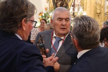 Alfonso Pérez recibiendo un reconocimiento en la ceremonia de la Hermandad de San Pedro Apóstol.