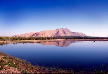 Vista del Cabezo Gordo reflejado en un lago tranquilo