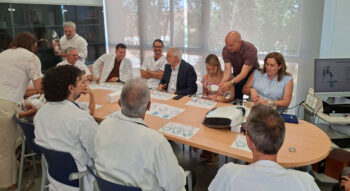 Profesionales sanitarios participando en una cata de agua en Torre Pacheco