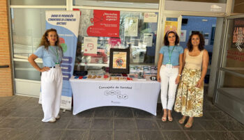 Equipo de prevención comunitaria en Pilar de la Horadada durante una campaña de sensibilización.