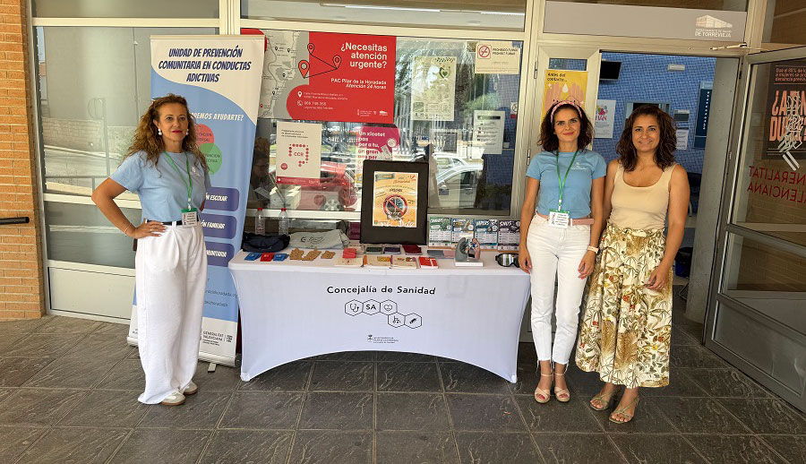 Equipo de prevención comunitaria en Pilar de la Horadada durante una campaña de sensibilización.