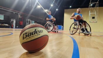 Jugadores de baloncesto en silla de ruedas entrenando en un gimnasio