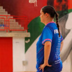 Carmen Noguera en el entrenamiento de baloncesto en un gimnasio