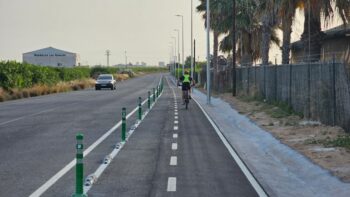 Carril bici bidireccional en Los Alcázares junto a la carretera RM-F34